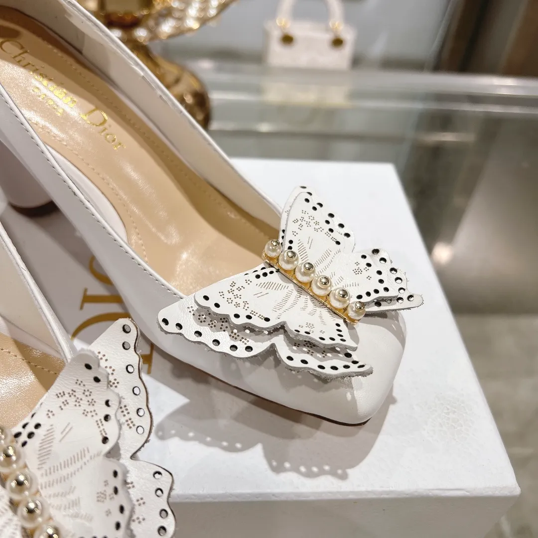 👟👟Ex-factory price 560👟👟 2024 early spring new style ◼️Dior ◼️Dior spring and summer latest fashion show haute couture series sandals Bow Mary Jane ——— Ldylle retro Roman style doll women's sandals CD pearl five metal buckle bow low-heeled women's single shoes Original development top high-end version Material: imported cow patent leather upper + water-dyed sheepskin lining + original molded pearl buckle + Italian genuine leather outsole Size: 34-40 (34.40. Customization is non-refundable and non-exchangeable) Heel height: 4.5cm 8.5cm